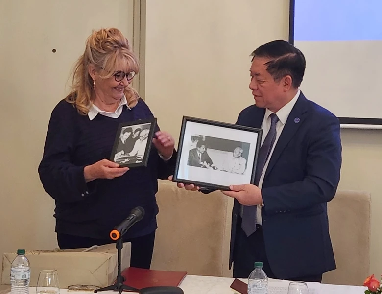Bà Sandra Scagliotti, Lãnh sự danh dự R.S. Việt Nam, Huân chương Hữu nghị - Chủ tịch Trung tâm Việt Nam học gửi các hình ảnh của Chủ tịch Hồ Chí Minh tại Italia. Bà Sandra Scagliotti, Lãnh sự danh dự R.S. Việt Nam, Huân chương Hữu nghị - Chủ tịch Trung tâm Việt Nam học gửi các hình ảnh của Chủ tịch Hồ Chí Minh tại Italia.
