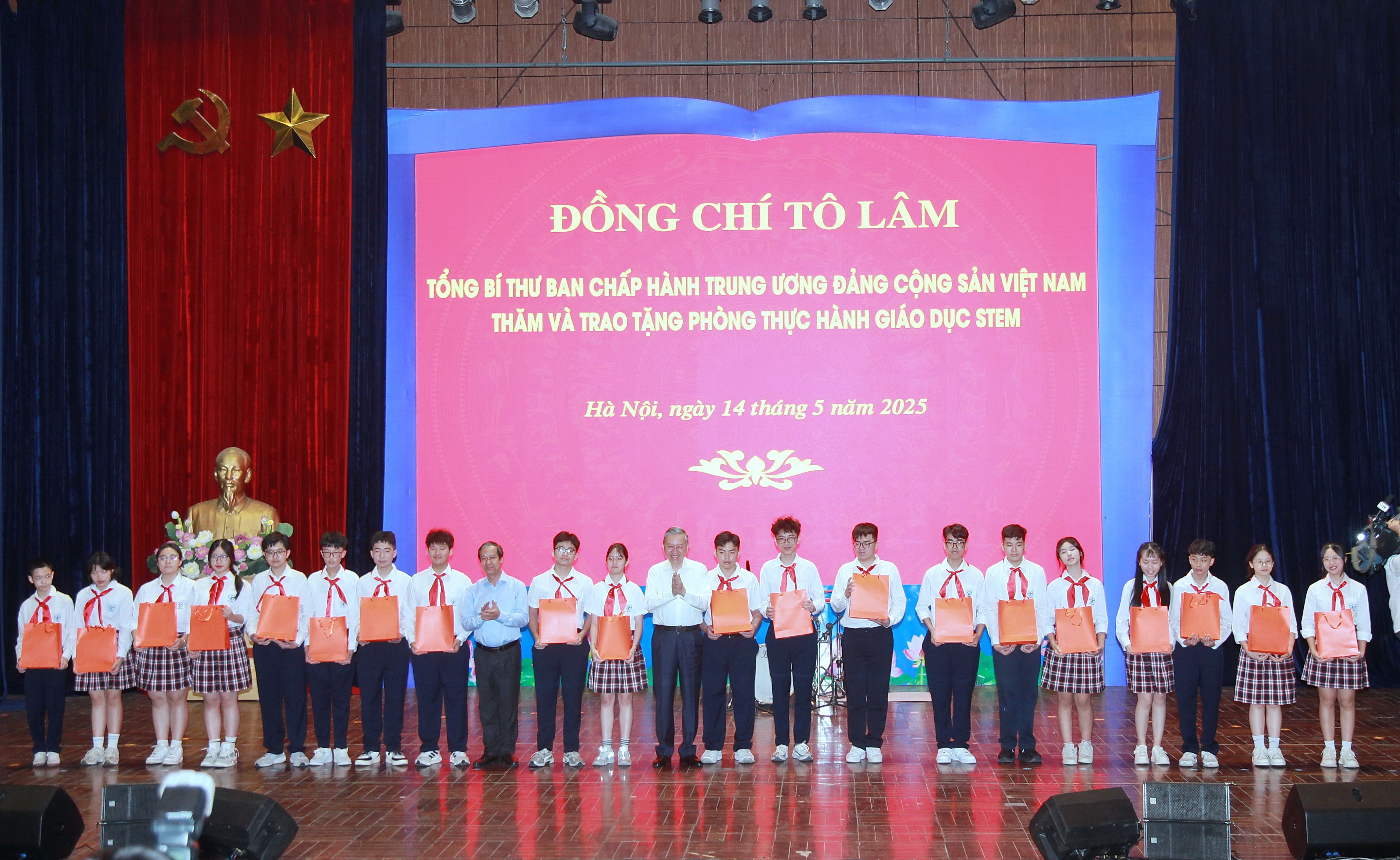 Tổng Bí thư Tô Lâm, Bộ trưởng Bộ GD&ĐT Nguyễn Kim Sơn trao 1MM88.com Trang Chủ Chính Thức cho các MM886 slot game, bắn cá, lô đề, đá gà xuất sắc. img-0202.jpg