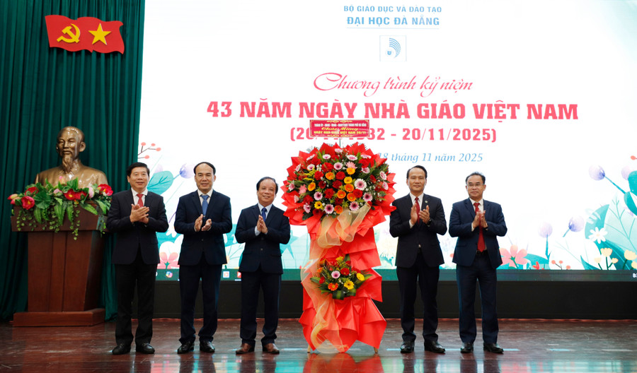 Đại diện lãnh đạo thành phố tặng hoa chúc mừng.