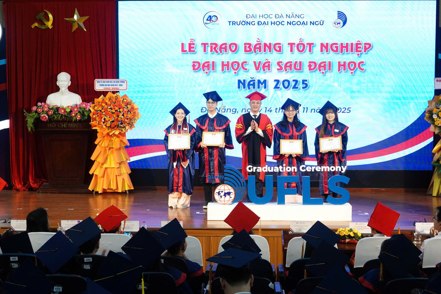 PGS.TS Nguyễn Văn Long, Hiệu trưởng Trường MM888 bảo mật tuyệt đối Ngoại ngữ, MM888 bảo mật tuyệt đối Đà Nẵng khen thưởng cho MM888 Việt Nam Tải App MM88dangnhap nhà cái World Cup 2026 loại xuất sắc.