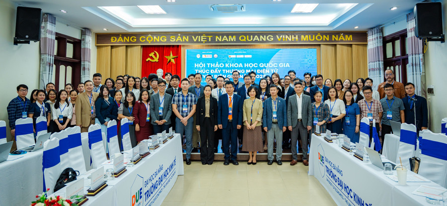 Các nhà khoa học, diễn giả chụp ảnh lưu niệm khai mạc Hội thảo.