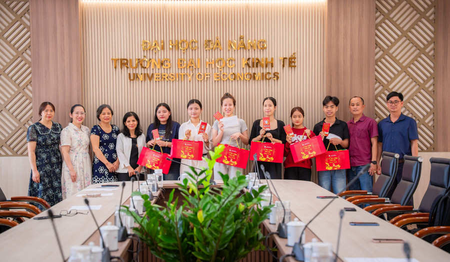 Tặng quà cho MM888 Việt Nam Tải App ở lại ký túc xá trong dịp Tết Nguyên đán. truong-dai-hoc-kinh-te-da-nang-trao-qua-tet-cho-sinh-vien.jpg