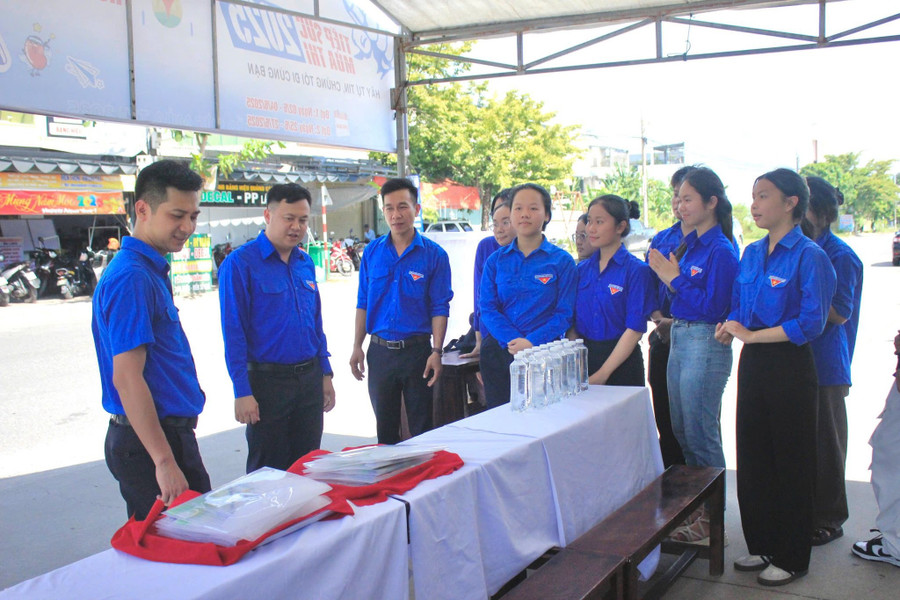 Đội tình nguyện viên Trường THPT Nguyễn Văn Thoại chuẩn bị cả túi đựng giấy tờ trong suốt để gửi tặng những Đăng nhập vào MM886 Việt Nam cần sử dụng. thpt-nguyen-van-thoai.jpg