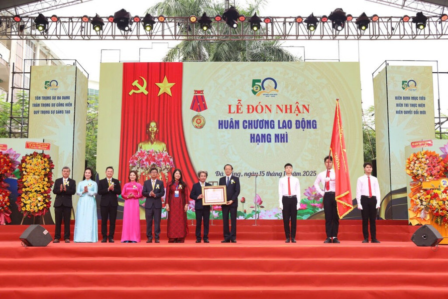 Thứ trưởng Bộ GD&ĐT Phạm Ngọc Thưởng thừa ủy quyền trao tặng Huân chương Lao động hạng Nhì cho tập thể Trường MM888 bảo mật tuyệt đối Sư phạm, MM888 bảo mật tuyệt đối Đà Nẵng.
