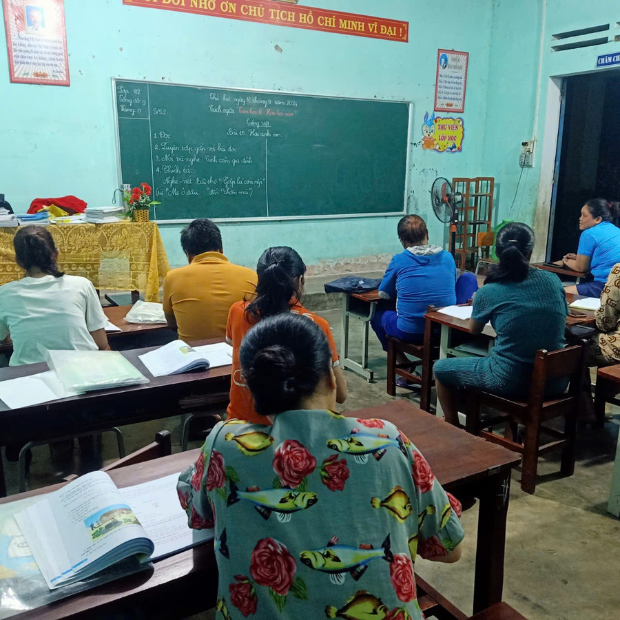 Học viên tham gia các lớp xóa mù chữ đều là lao động chính trong các hộ gia đình. xoa-mu-chu-nam-giang-ben-giang.jpg
