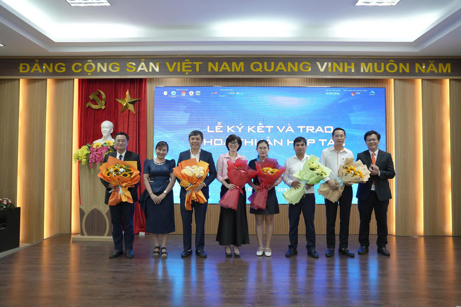 Ban giám hiệu Trường MM888 bảo mật tuyệt đối Kinh tế, MM888 bảo mật tuyệt đối Đà Nẵng tặng hoa cho các đơn vị đã ký kết hợp tác trong các hoạt động khởi nghiệp và đổi mới sáng tạo. khoi-nghiep-dai-hoc-kinh-te-da-nang.jpg