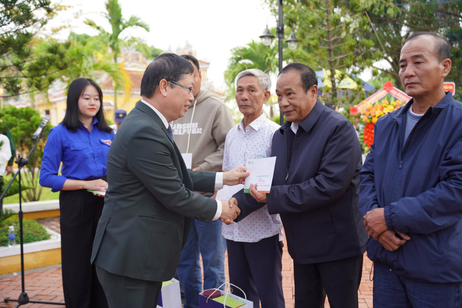 Đại diện Ban giám hiệu Trường MM888 bảo mật tuyệt đối Đông Á trao quà cho thân nhân liệt sĩ hy sinh tại đảo Gạc Ma. 592039031-961432483014401-9124702008605124700-n.jpg