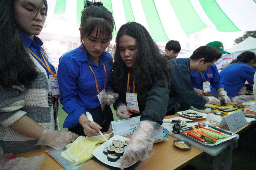 Nội dung Thi làm kimbap thu hút nhiều đội tham gia. ksp08491.jpg