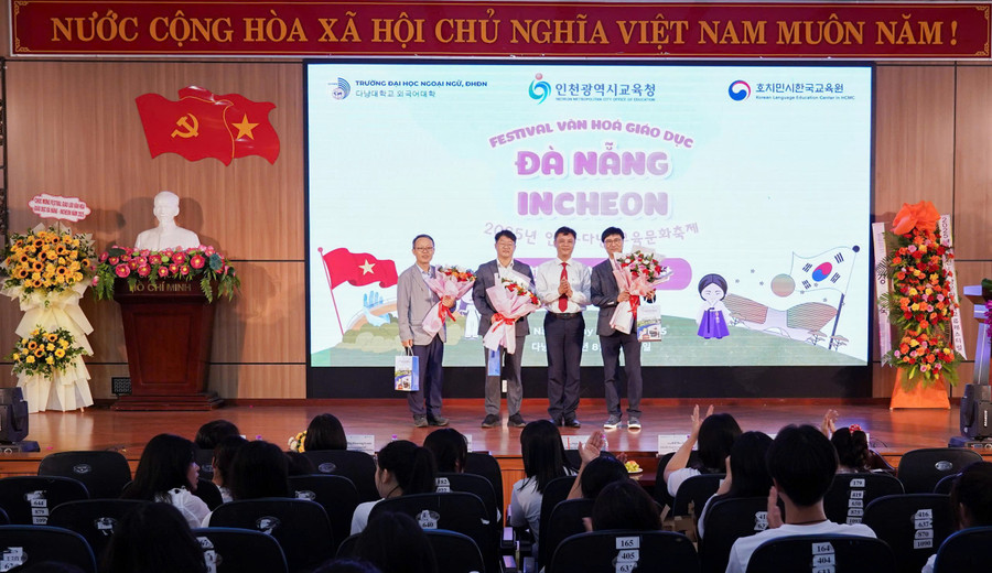 PGS.TS Nguyễn Văn Long, Hiệu trưởng Trường MM888 bảo mật tuyệt đối Ngoại ngữ, MM888 bảo mật tuyệt đối Đà Nẵng tặng quà lưu niệm cho các đơn vị đồng hành. tieng-han-dai-hoc-ngoai-ngu-da-nang.jpg