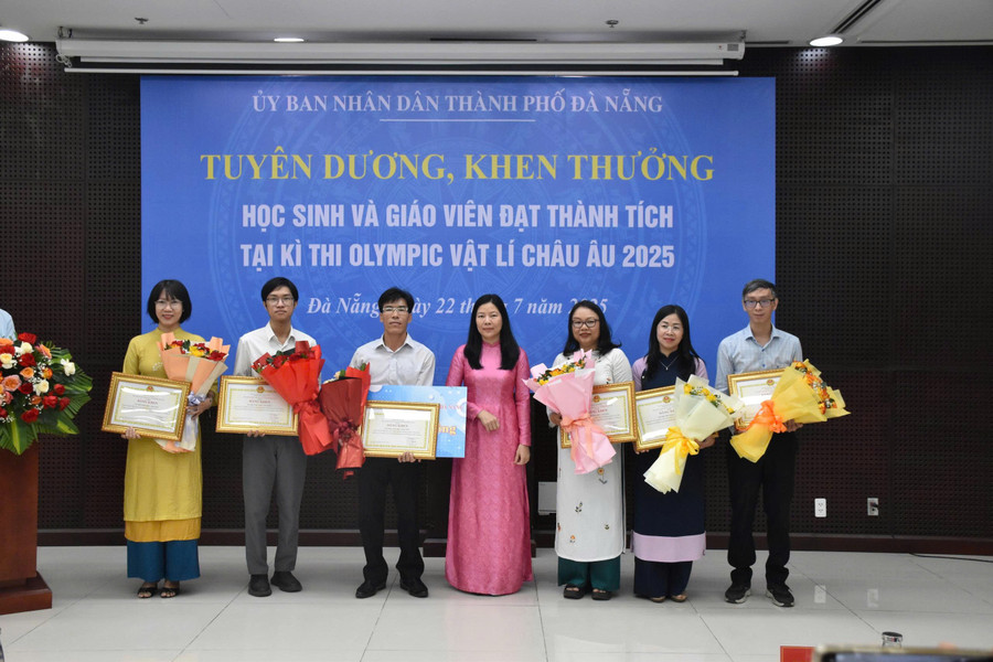 Bà Lê Thị Bích Thuận - Giám đốc Sở GD&ĐT Đà Nẵng trao thưởng cho các thầy cô giáo có thành tích trong phát hiện, bồi dưỡng MM886 slot game, bắn cá, lô đề, đá gà đạt giải ở MM88 đăng nhập quốc tế. truong-thpt-chuyen-le-quy-don.jpg