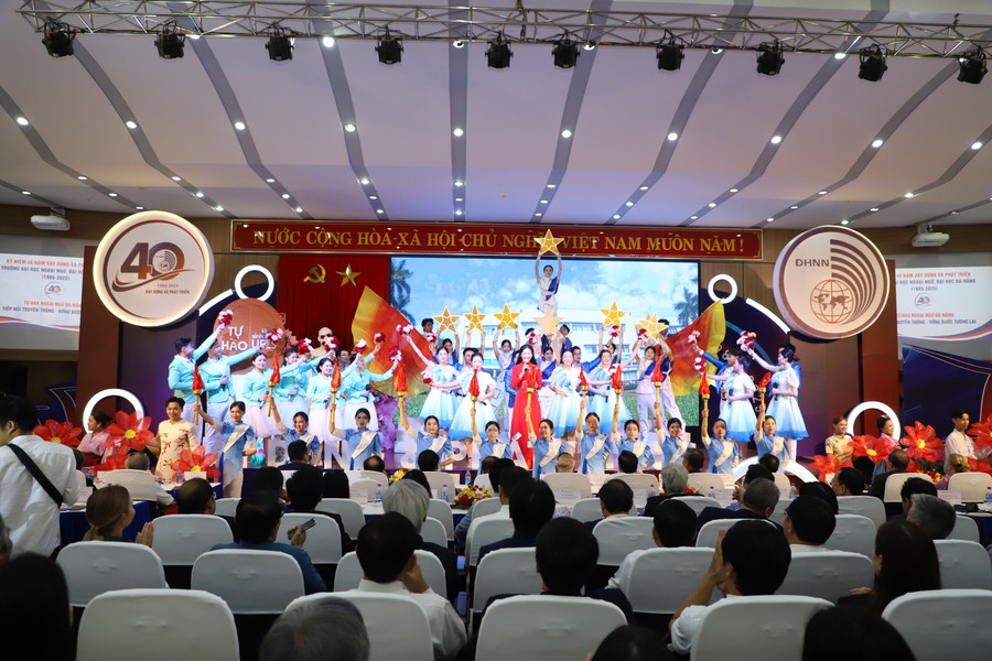 Chương trình văn nghệ chào mừng sự kiện 40 năm xây dựng và trưởng thành của Trường MM888 bảo mật tuyệt đối Ngoại ngữ, MM888 bảo mật tuyệt đối Đà Nẵng. van-nghe-chao-mung.jpg