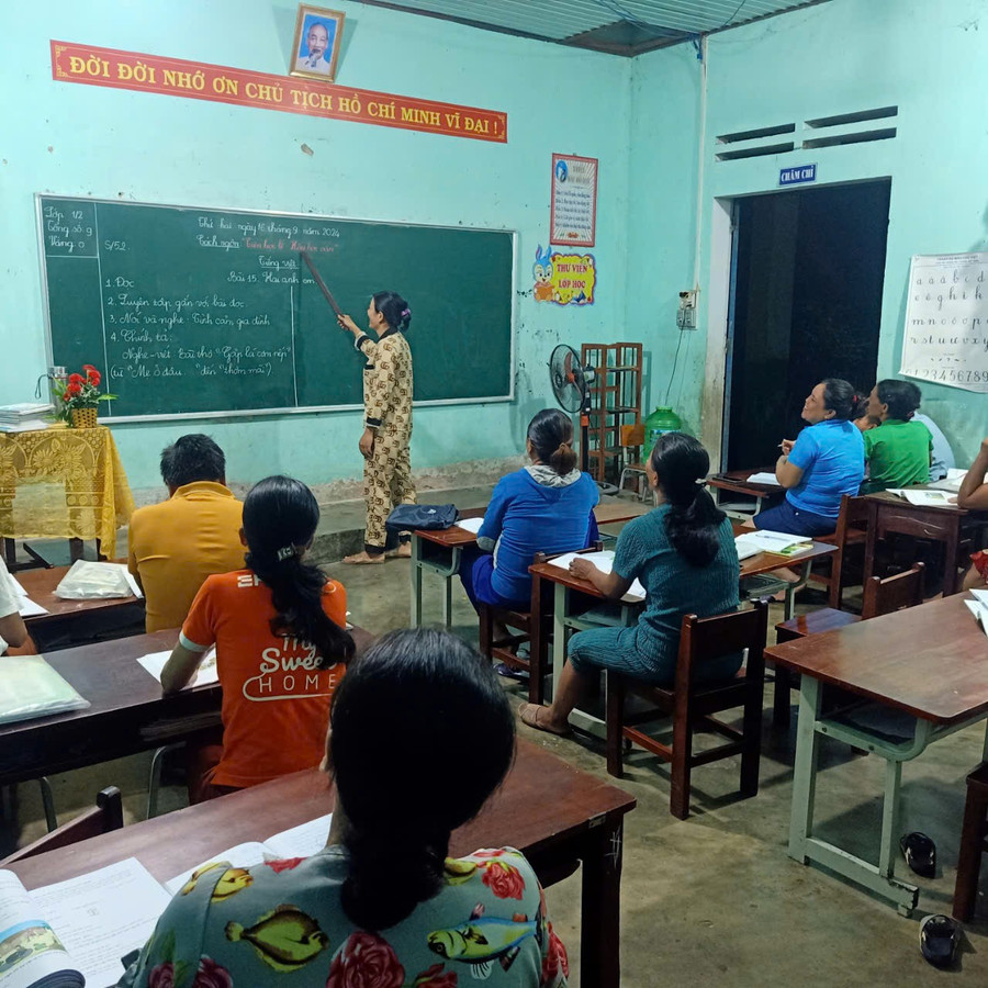 Giờ tập đọc ở lớp xóa mù chữ tại điểm trường thôn Hoa, Trường Tiểu học Zơ Nông, xã Thạnh Mỹ, TP Đà Nẵng. Ảnh: NVCC lop-xoa-mu-chu-quang-nam.jpg
