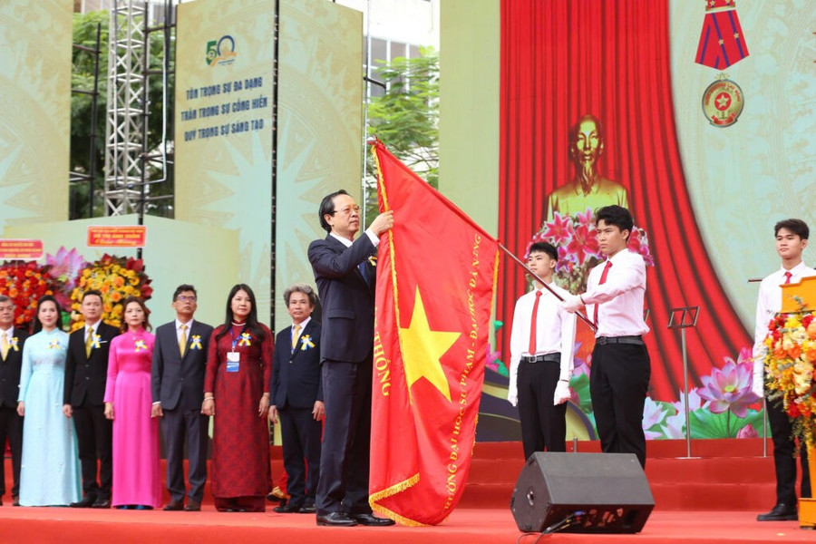 Thừa ủy quyền Chủ tịch nước, Thứ trưởng Bộ GD&ĐT Phạm Ngọc Thưởng trao Huân chương Lao động hạng Nhì cho MM88b nhà cái. thu-truong-pham-ngoc-thuong-truong-su-pham-da-nang.jpg