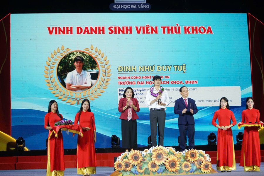 vinh-danh-thu-khoa.jpg