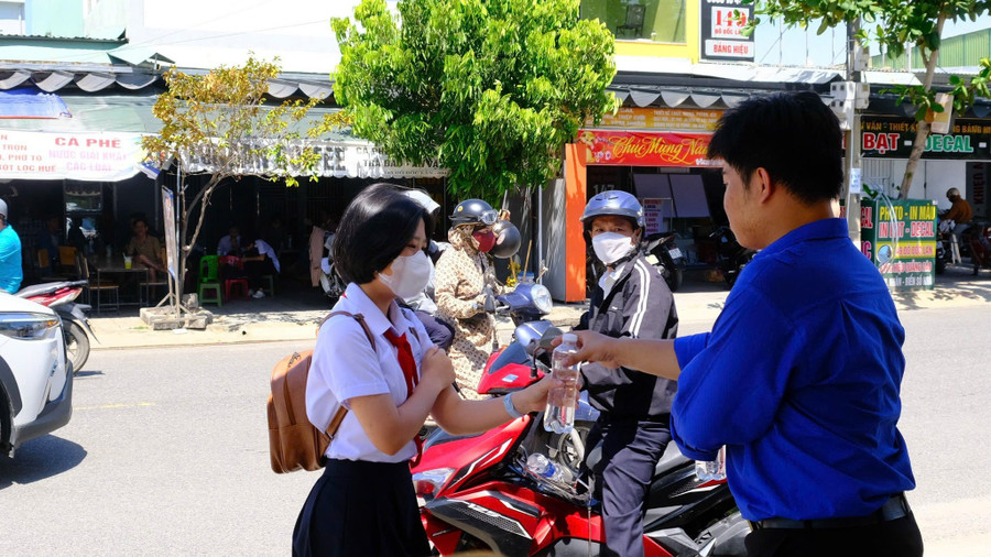 Gửi nước mát và lời chúc may mắn đến Đăng nhập vào MM886 Việt Nam dự thi tại Hội đồng coi thi Trường THPT Nguyễn Văn Thoại. truong-thpt-nguyen-van-thoai.jpg