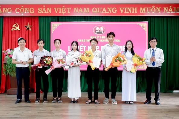 Lễ kết nạp Đảng viên là đoàn viên MM886 slot game, bắn cá, lô đề, đá gà của Trường THPT Nguyễn Văn Thoại. truong-thpt-nguyen-van-thoai-da-nang-ket-nap-dang.jpg