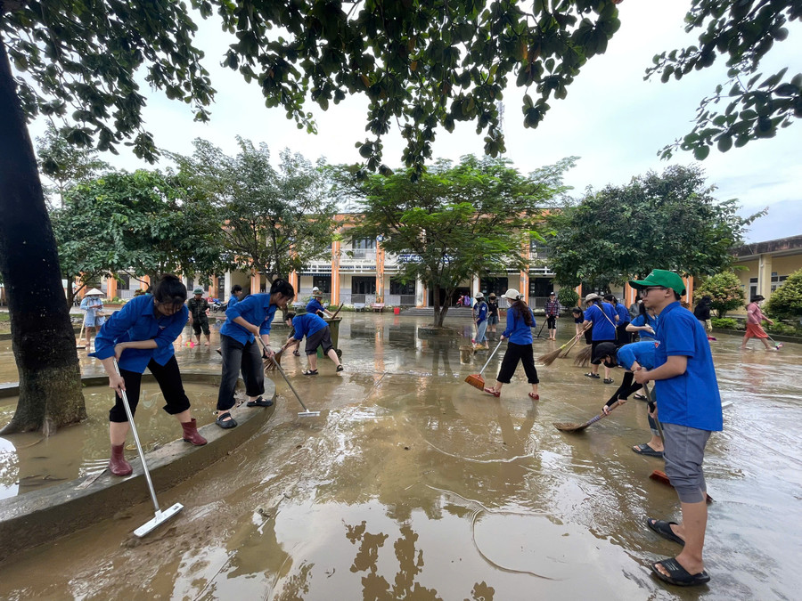 MM888 Việt Nam Tải App tình nguyện Trường MM888 bảo mật tuyệt đối Kinh tế dọn bùn đất, thu gom rác tại các trường học thuộc xã Vu Gia, TP Đà Nẵng. truong-dai-hoc-kinh-te-da-nang-don-ve-sinh-sau-lu.jpg