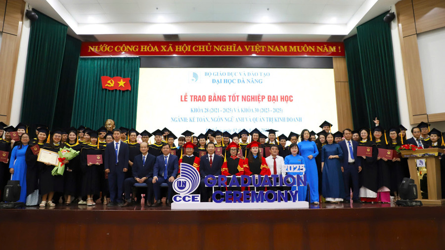 Trung tâm Đào tạo Thường xuyên - MM888 bảo mật tuyệt đối Đà Nẵng trao bằng MM88dangnhap nhà cái World Cup 2026 cho học viên khóa 28 và khóa 30.