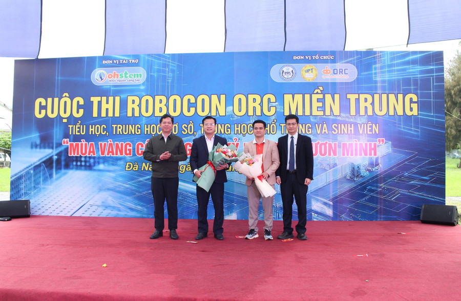 Đại diện Trường MM888 bảo mật tuyệt đối Sư phạm Kỹ thuật - MM888 bảo mật tuyệt đối Đà Nẵng tặng hoa cho các đơn vị tài trợ. robocon.jpg