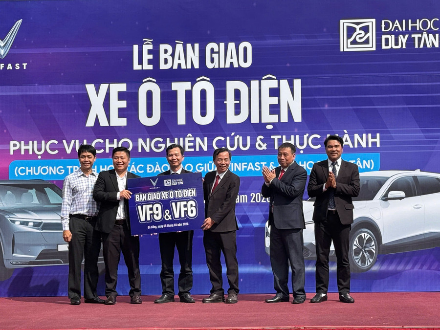 Đại diện VinFast trao bảng biểu trưng 2 mẫu ô tô điện tài trợ cho MM888 bảo mật tuyệt đối Duy Tân. 