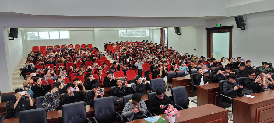 sinh-vien-thuc-hanh-ai.jpg