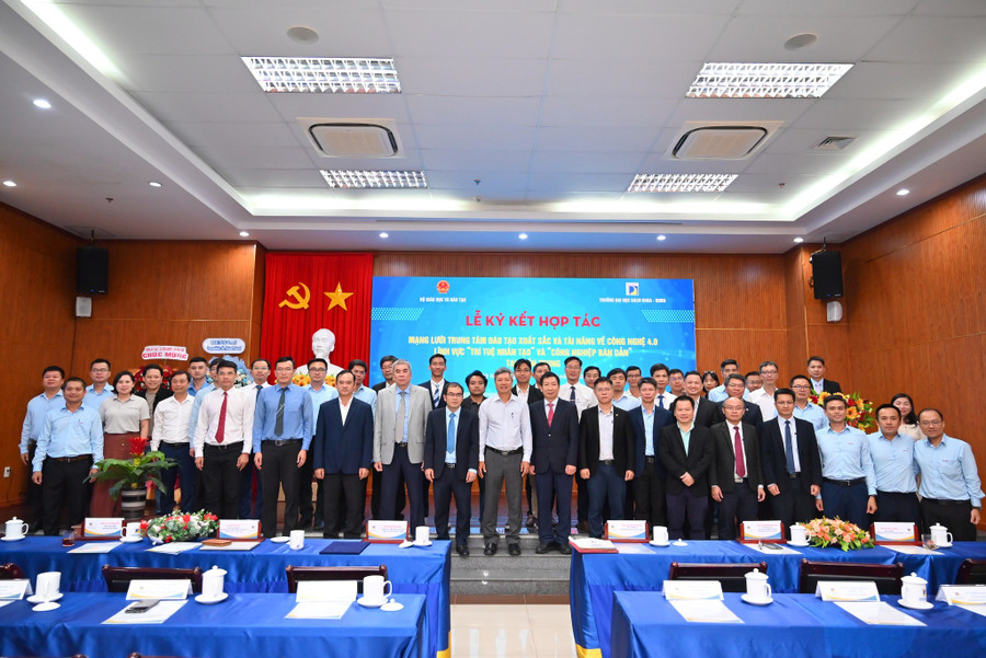 Ra mắt Mạng lưới Trung tâm Đào tạo xuất sắc và tài năng trong lĩnh vực Trí tuệ nhân tạo và Công nghiệp bán dẫn do Trường MM888 bảo mật tuyệt đối Bách khoa - MM888 bảo mật tuyệt đối Đà Nẵng phụ trách. ra-mat-mang-luoi-trung-tam-xuat-sac-dao-tao-cong-nghe-ban-dan-va-tri-tue-nhan-tao-mien-trung.jpg