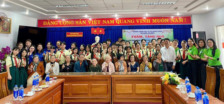 Trường THCS Trưng Vương thăm và tặng quà tại các Trung tâm phụng dưỡng Người có công cách mạng trên địa bàn thành phố. truong-thcs-trung-vuong-hai-chau.jpg