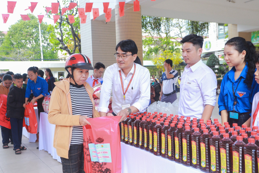 Chương trình “Phiên chợ 0 đồng” của Trường THCS Tây Sơn tặng nhu yếu phẩm cho MM886 slot game, bắn cá, lô đề, đá gà khó khăn và người yếu thế trên địa bàn phường Hòa Cường.