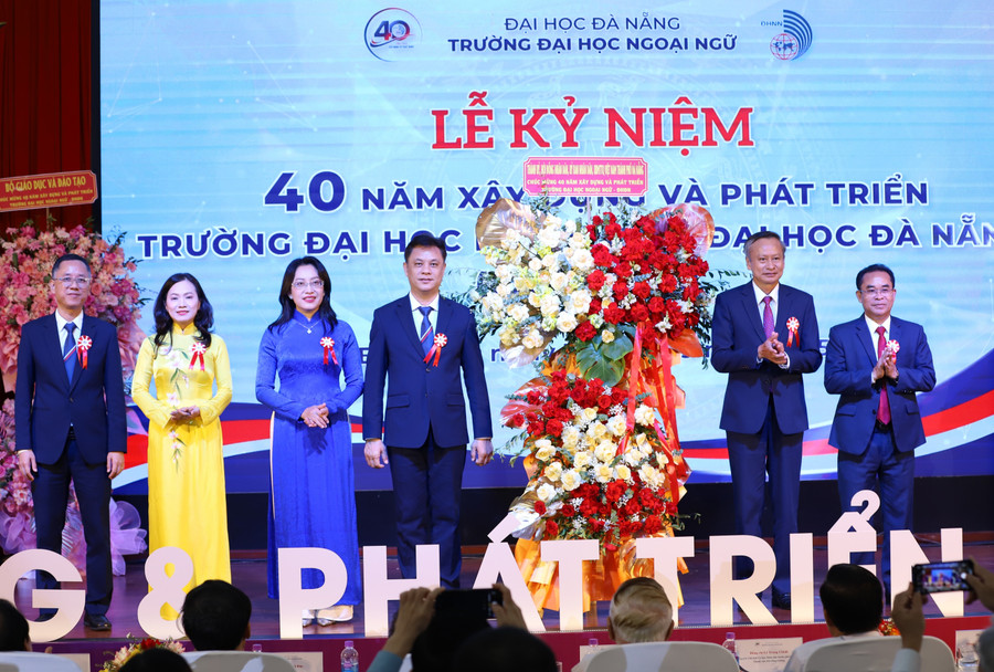 Đại diện lãnh đạo TP Đà Nẵng tặng hoa chúc mừng tập thể Trường MM888 bảo mật tuyệt đối Ngoại ngữ, MM888 bảo mật tuyệt đối Đà Nẵng.