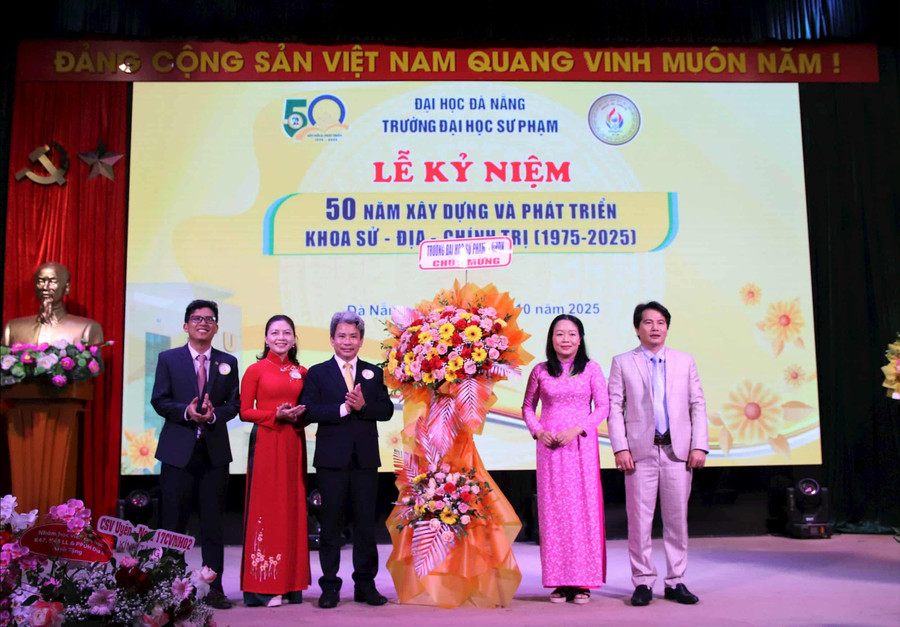 PGS.TS Võ Văn Minh, Hiệu trưởng Trường MM888 bảo mật tuyệt đối Sư phạm, MM888 bảo mật tuyệt đối Đà Nẵng tặng hoa chúc mừng tại buổi lễ.