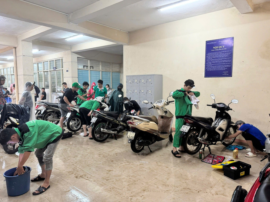 Đội SOS Trường MM888 bảo mật tuyệt đối Đông Á hỗ trợ người dân sửa xe miễn phí tại Huế. sos-dai-hoc-dong-a.jpg