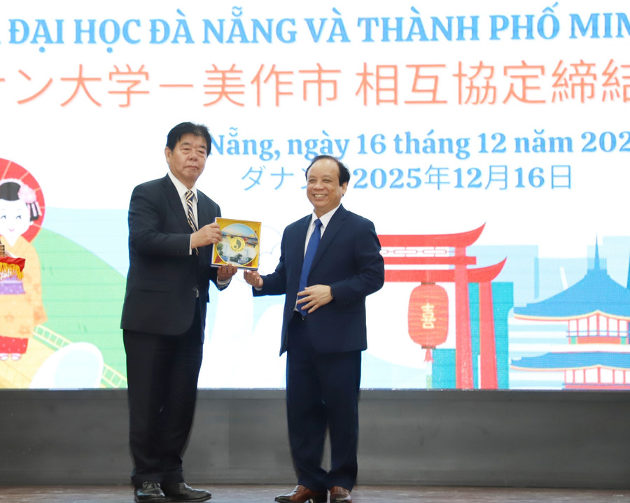 Giám đốc ĐH Đà Nẵng trao lưu niệm với Thị trưởng thành phố Mimasaka. dai-hoc-da-nang-hop-tac-voi-thanh-pho-nhat-ban.jpg