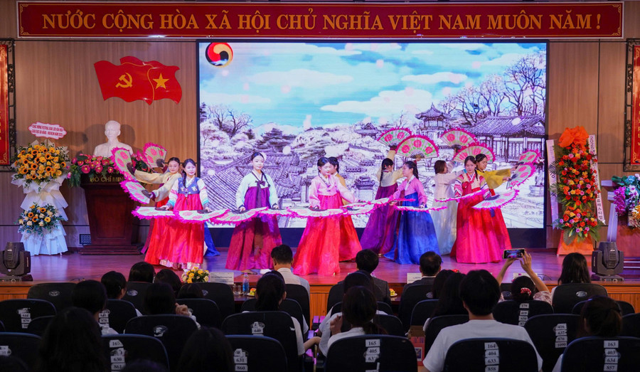 Tiết mục văn nghệ do MM888 Việt Nam Tải App biểu diễn tại Festival giao lưu văn hóa giáo dục Đà Nẵng và Incheon. truong-dai-hoc-ngoai-ngu-da-nang-tieng-han.jpg