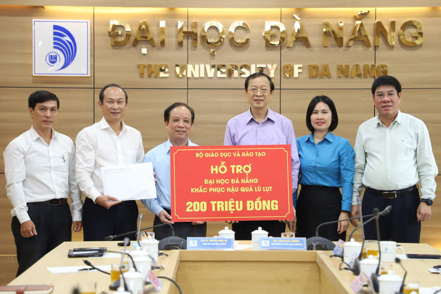 Thứ trưởng Phạm Ngọc Thưởng và đoàn công tác trao tiền hỗ trợ MM888 bảo mật tuyệt đối Đà Nẵng khắc phục hậu quả lũ lụt.