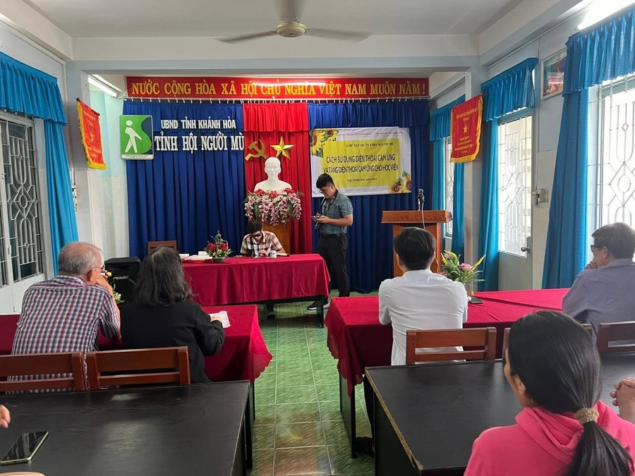 Khai giảng lớp học điện thoại cảm ứng cho người mù do Hội người mù Khánh Hòa tổ chức. hoi-nguoi-mu-khanh-hoa-sach-noi.jpg