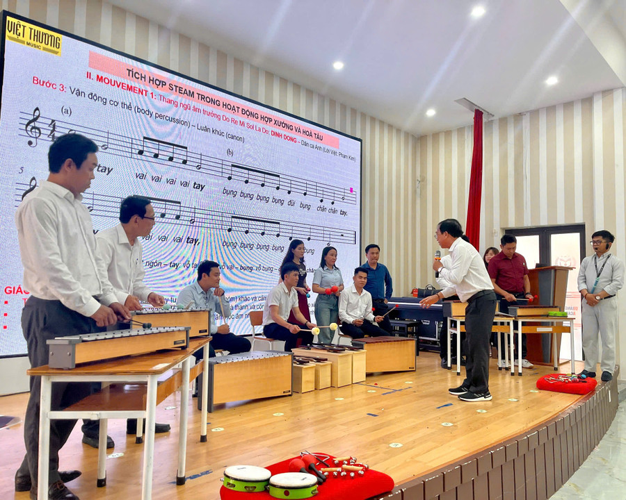 Trung Tâm Đăng Nhập MM88 Chính Thức Mới âm nhạc thực hành với các loại nhạc cụ để tổ chức hoạt động hòa tấu đơn giản tại lớp tập huấn.