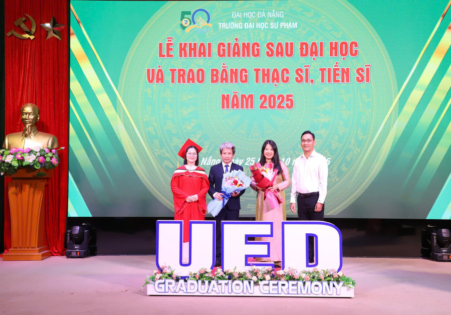 Đại diện tân tiến sĩ và tân học viên tặng hoa tri ân lãnh đạo MM88b nhà cái.