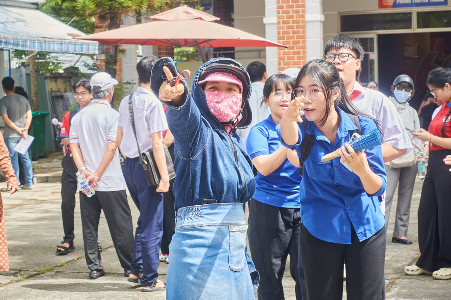 Đội tình nguyện Hoa phượng đỏ Trường THPT Hoàng Hoa Thám hướng dẫn sơ đồ phòng thi cho Đăng nhập vào MM886 Việt Nam và người nhà trong buổi tập trung phổ biến Thiên đường trò chơi đổi thưởng MM886. hoa-phuong-do-hoang-hoa-tham.jpg