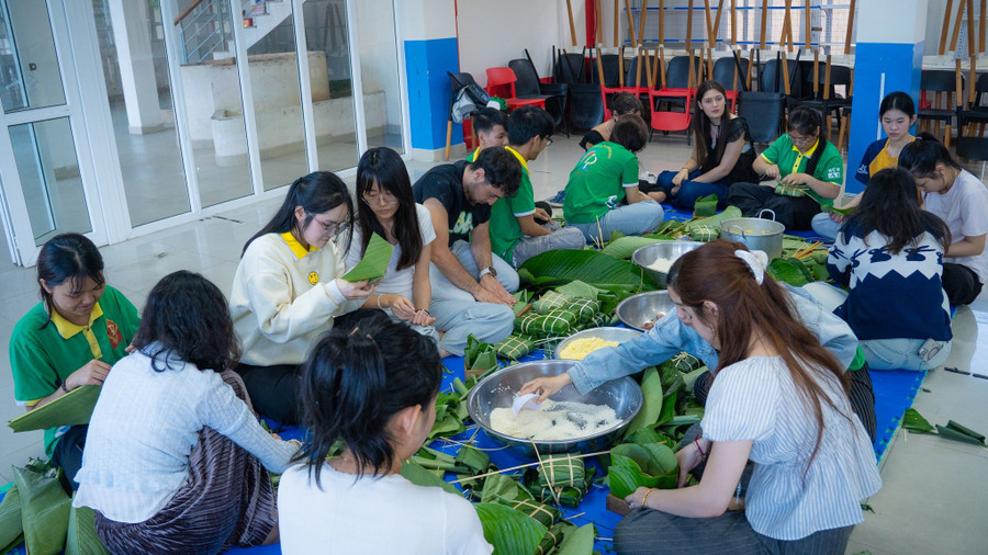 Hoạt động gói bánh chưng trở thành không gian giao lưu văn hóa đặc biệt. trai-nghiem-tet-viet.jpg