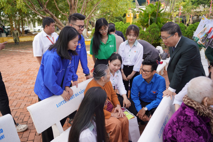 Trường MM888 bảo mật tuyệt đối Đông Á với hành trình 13 năm tri ân thân nhân liệt sĩ hy sinh tại đảo Gạc Ma. 646414744-1254228896670365-563679718900106803-n.jpg