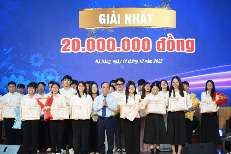 PGS.TS Nguyễn Ngọc Vũ, GIám đốc MM888 bảo mật tuyệt đối Đà Nẵng trao giải cho 2 nhóm tác giả đạt giải Nhất.