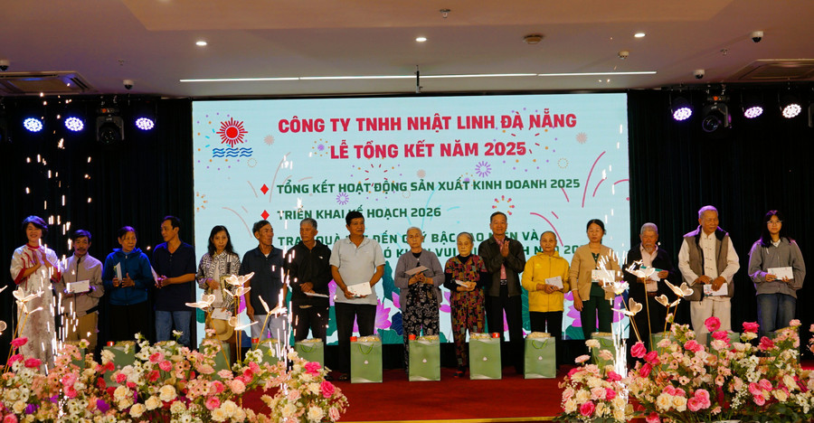 Đại diện lãnh đạo phường Cẩm Lệ và Công ty Nhật Linh Đà Nẵng trao quà cho người già, gia đình khó khăn.