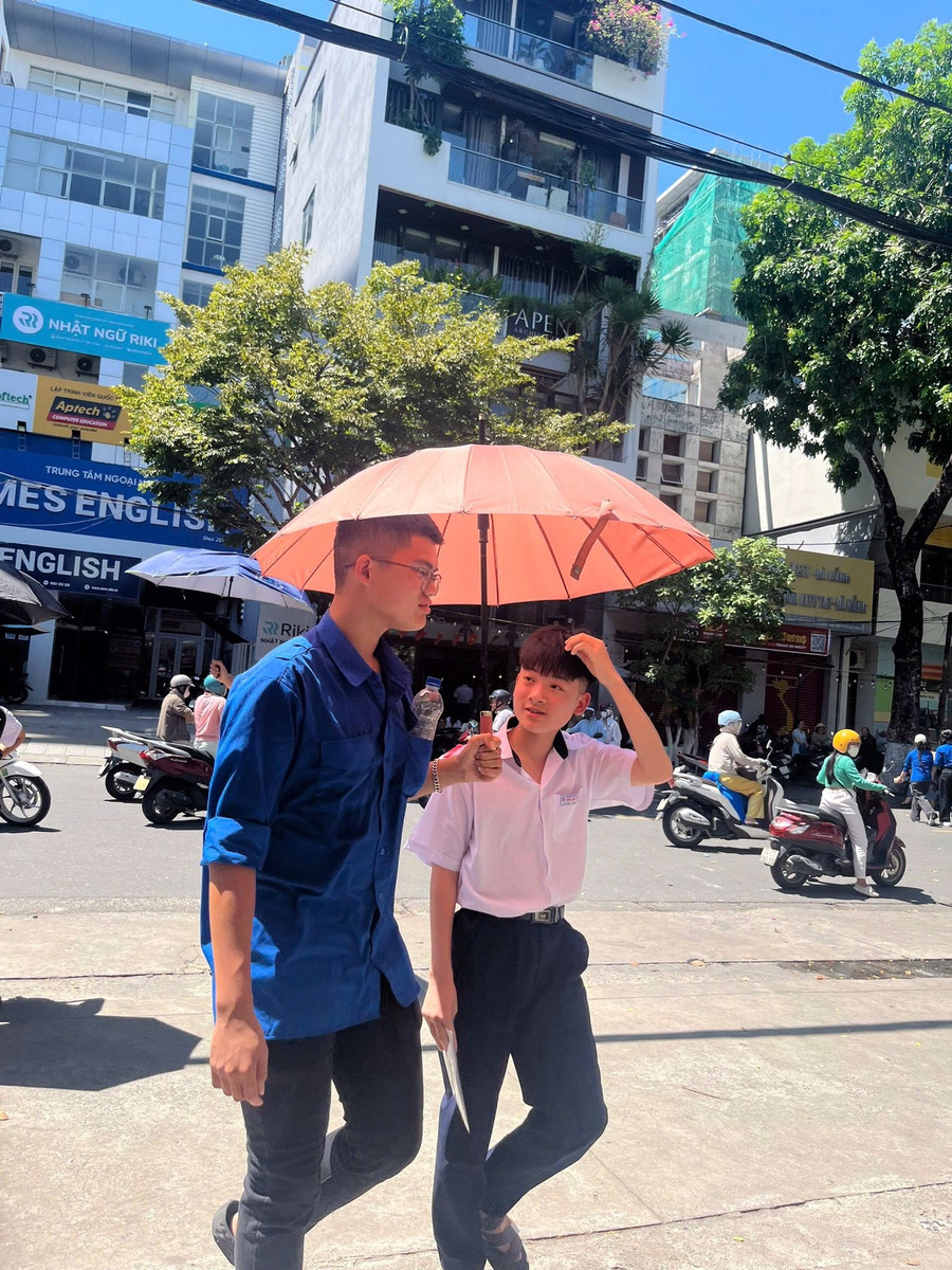Tình nguyện viên Tiếp sức mùa thi tại Hội đồng coi thi Trường THPT Trần Phú vừa che nắng vừa động viên Đăng nhập vào MM886 Việt Nam dự thi. thpt-tran-phu.jpg