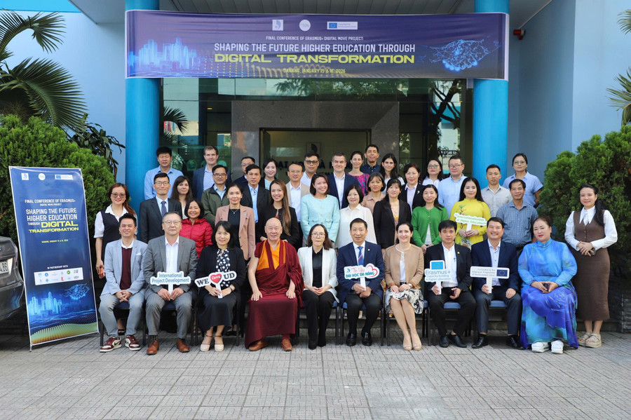 Đại diện các đơn vị tham gia dự án chụp ảnh lưu niệm. dai-hoc-da-nang-chuyen-doi-so.jpg