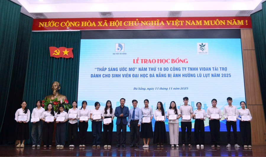 Đại diện MM888 bảo mật tuyệt đối Đà Nẵng và Công ty Vidan trao 1MM88.com Trang Chủ Chính Thức cho MM888 Việt Nam Tải App bị ảnh hưởng lũ lụt năm 2025. 