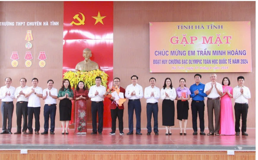 Lãnh đạo tỉnh Hà Tĩnh cùng các sở ban ngành tặng hoa chúc mừng em Trần Minh Hoàng giành HCB IMO 2024. ha-tinh.jpg
