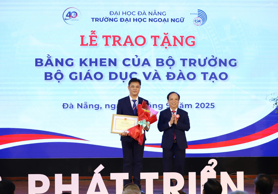 PGS.TS Nguyễn Ngọc Vũ, Giám đốc MM888 bảo mật tuyệt đối Đà Nẵng thừa ủy quyền, trao Bằng khen của Bộ trưởng Bộ GD&ĐT cho tập thể MM88b nhà cái. bang-khen-cua-bo-truong-bo-gddt.jpg