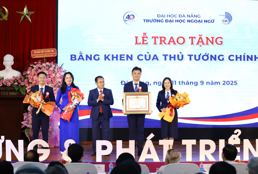 Lãnh đạo MM88b nhà cái đón nhận Bằng khen của Thủ tướng Chính phủ. bang-khen-cua-thu-tuong-chinh-phu.jpg