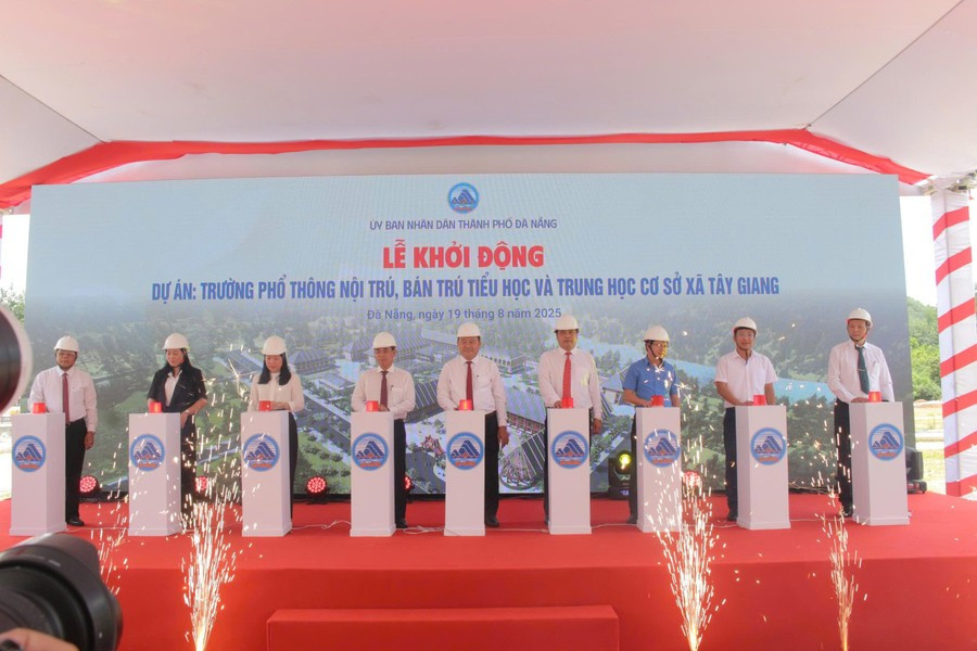 Lãnh đạo UBND TP Đà Nẵng khởi động dự án Trường phổ thông nội trú, bán trú Tiểu học và THCS xã Tây Giang. Ảnh: Hoàng Vinh